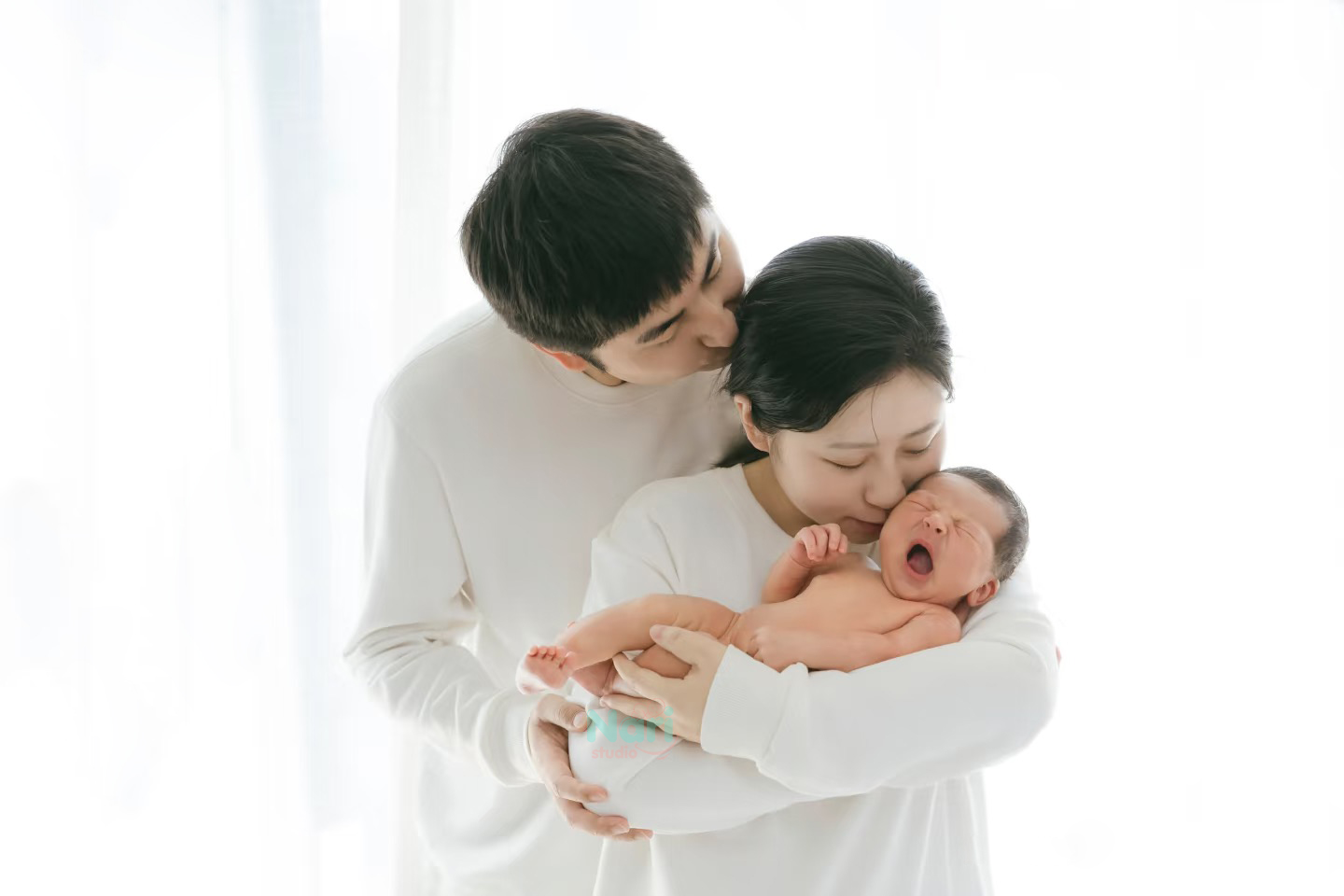 Ba mẹ và bé sơ sinh – Nari Studio